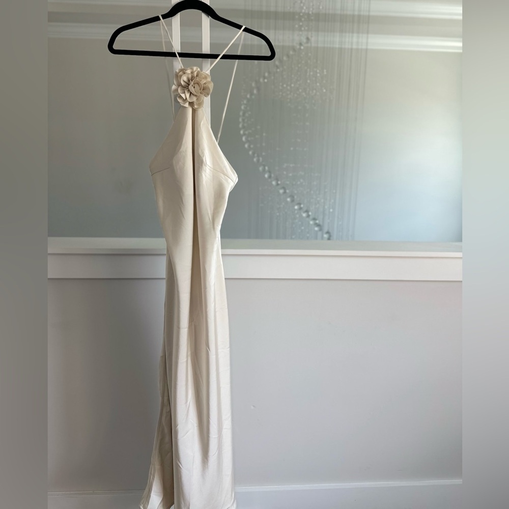 Elegant Cream Halter Dress with floral applique - Picture 7 of 10